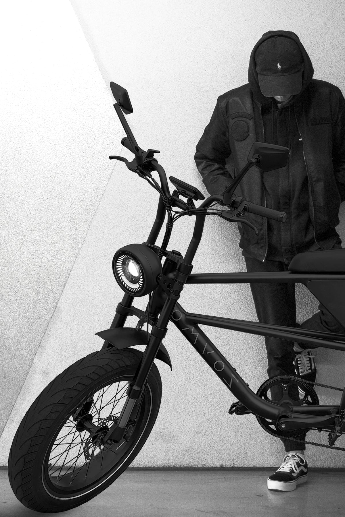 OMVOS Nomad Cross Fat Tire E-bike 胖胎電動輔助自行車與騎乘者
